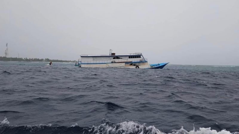ލަންދޫ ބޯޓެއް ފަރަށް އަރައިގެން އެމްއެންޑީއެފުން އެހީތެރިކަން ފޯރުކޮށްދީފި
