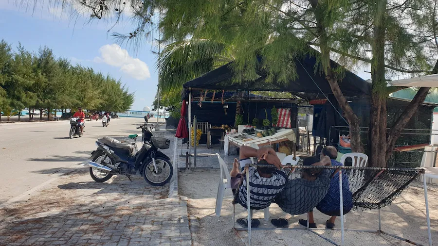 އަސާސީ ޙައްޤުތަކަކުން މަޙްރޫމްވެ, ދަތި ޙާލުގައިވާ ވިޔަފާރިވެރިން ތަކެއް ތިނަދޫގައި