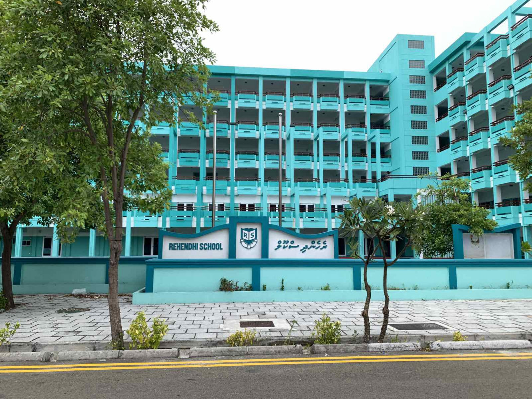 ކެޑޭޓް ކޭމްޕުގައި އަންހެން ދަރިވަރުންގެ ހެދުން ބާލުވައި ގަޔަށް ޕްރެޝަރުގައި ފެންޖެހި ވާހަކަ މިނިސްޓްރީން ދޮގުކޮށްފި