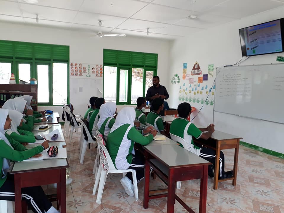 ސްކޫލް ޓީޗަރަކު ދަރިވަރުންތަކަކަށް އަނިޔާކުރި މައްސަލައެއް ފެންމަތިވެއްޖެ