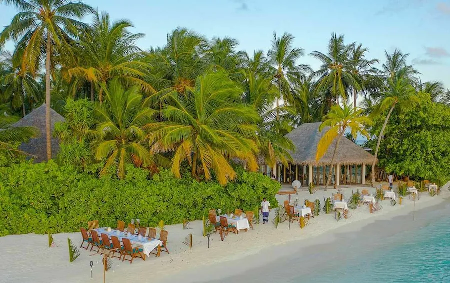 ރިސޯޓެއްގަ މޫދަށް އެރި އުޅުނު ފަތުރުވެރިޔަކު ގެބިގެން މަރުވެއްޖެ