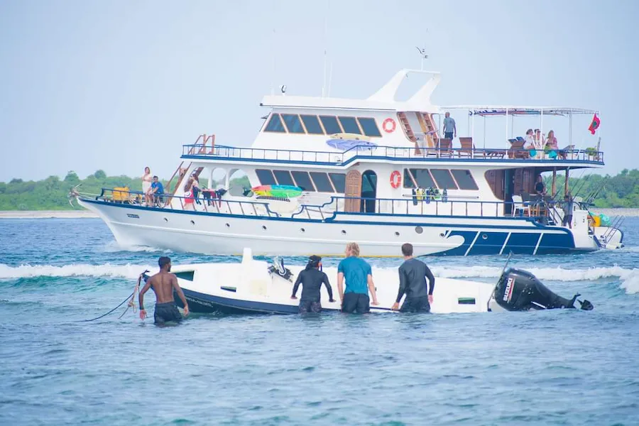 ފިޔޯރީ ރާޅާ އަޅާ ޕޮއިންޓަށް ދިޔަ ސަފާރީއެއްގެ ލޯންޗު ބަންޑުން ޖަހާލައިފި