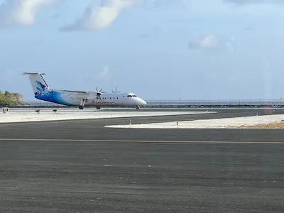 “މޯލްޑިވިއަންގެ ފްލައިޓް Q2 6483 މިހާރު މި ޖެއްސީ ފަރެސްމާތޮޑާ ވައިގެ ބަނދަރަށް:”
