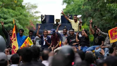 ކޮލަމްބޯގައި ކުރިއަށްދާ މުޒާހަރާތައް ހުއްޓުވަން ބާރުގެ ބޭނުންކުރަނީ