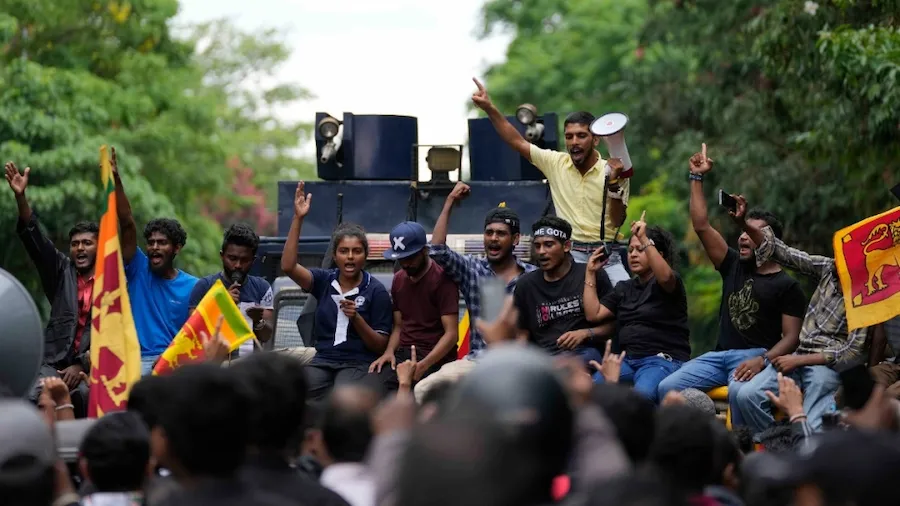 ކޮލަމްބޯގައި ކުރިއަށްދާ މުޒާހަރާތައް ހުއްޓުވަން ބާރުގެ ބޭނުންކުރަނީ