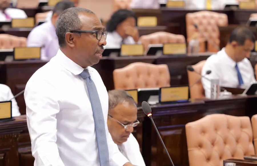 މަޖިލިސް ހުއްޓުވީ ރައީސުލް ޖުމްހޫރިއްޔާ އަންގަވައިގެން: އާޒިމް