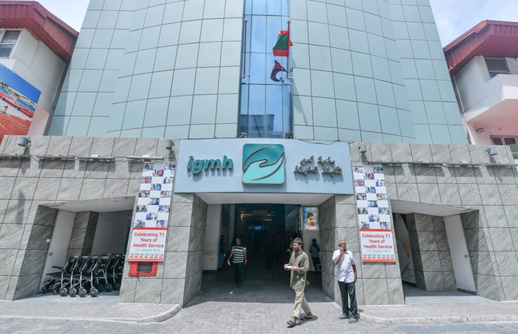 މާލެ ކައިރި މޫދަށް ފޭބި އަންހެނަކަށް މިޔަރެއް ހަމަލާދީފި