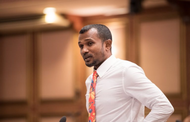 ހަނދު ދިނަސް ރައީސް ސޯލިޙްއަށް ވޯޓު ދޭނެ ބަޔަކު ނުވާނެ:ޓޮމް
