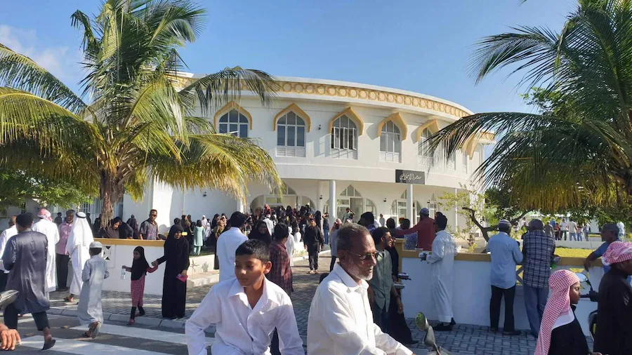 އެކަކު އަނެކަކަށް ހިތްހެޔޮ ކުރުމުގެ ދުވަހަކަށް ޢީދު ދުވަސް ހައްދަވާ!