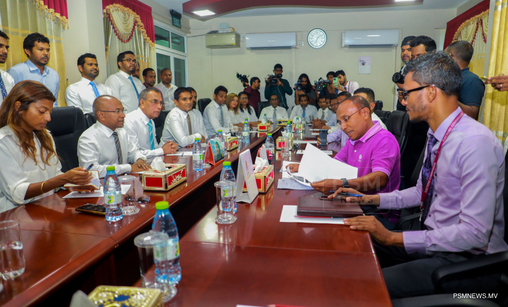ޑިމޮކްރެޓްސް އުފެއްދުމަށް، ޖަލްސާ ބާއްވަން ހުއްދަދީފި