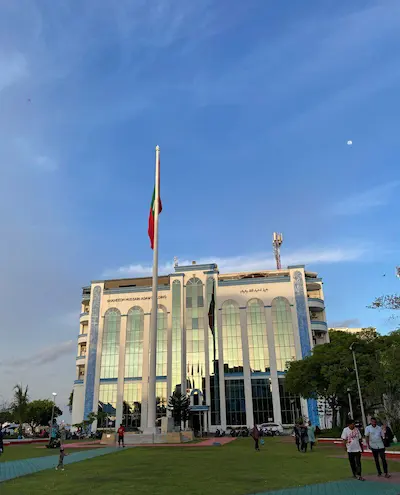 ކޭބަލް ވަގައް ނެގުމަށްވަތް މީހާ  މަރުވީ ކަރަންޓުގައި ޖެހިގެން!