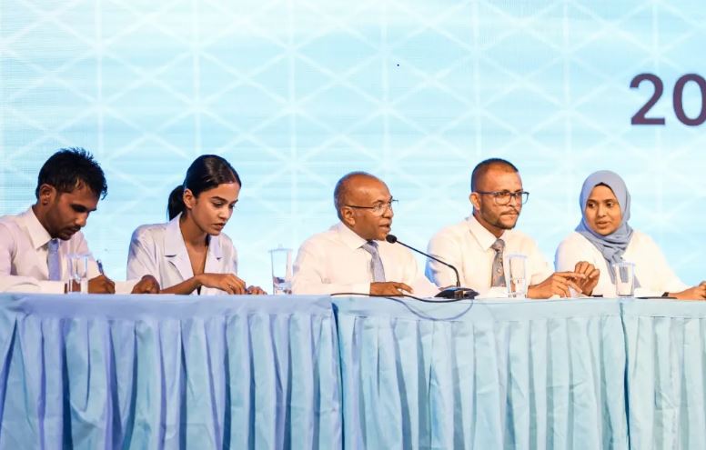 ދަ ޑިމޮކްރެޓްސްގެ ވަގުތީ ޗެއާރޕާސަންއަކަށް ހަސަން ލަތީފް