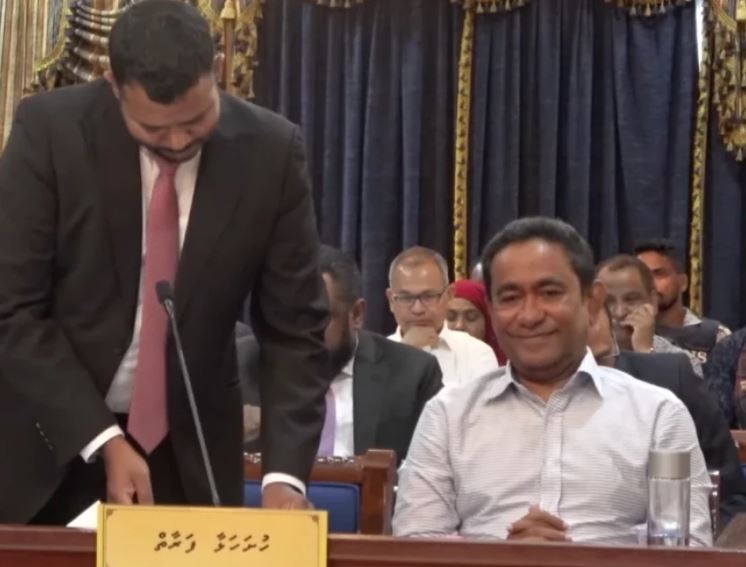 ޑޮލަރު މާރުކުރުމަށް ޔާމީންއަށް ދިން ޗެކުގައި ރިޒާގެ ނަމާއި ސޮއިކޮށްފައިވޭ: ހެކި