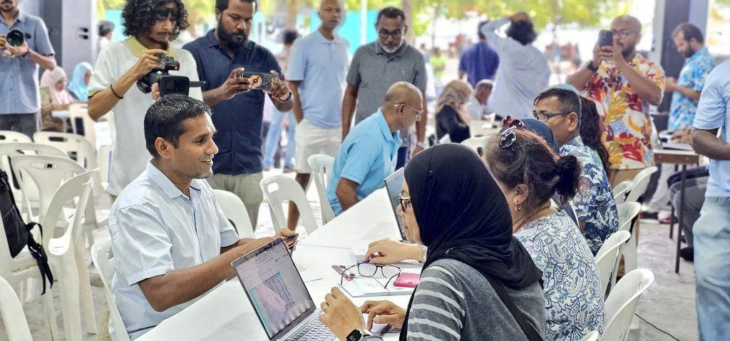 ދަ ޑިމޮކްރެޓްސްގެ ޕްރިމަރީ ވޯޓުލުން ފަށައިފި