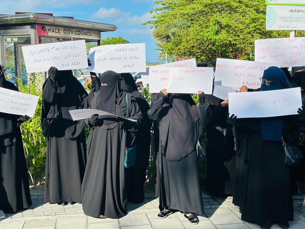 މޫނުބުރުގާ އަޅާ އަންހެނުންގެ ދިފާޢުގައި އިޙްތިޖާޖް ކޮށްފި