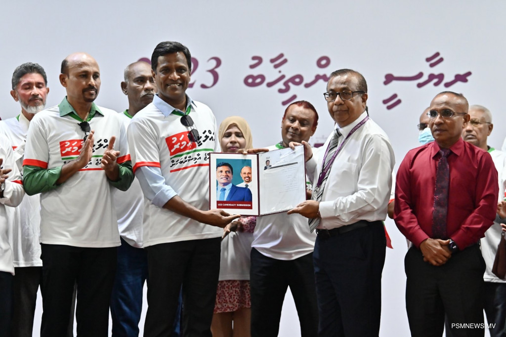 ރިޔާސީ އިންތިޚާބުގައި ވާދަކުރެއްވުމަށް ޢުމަރު ފޯމު ހުށައަޅުއްވައިފި