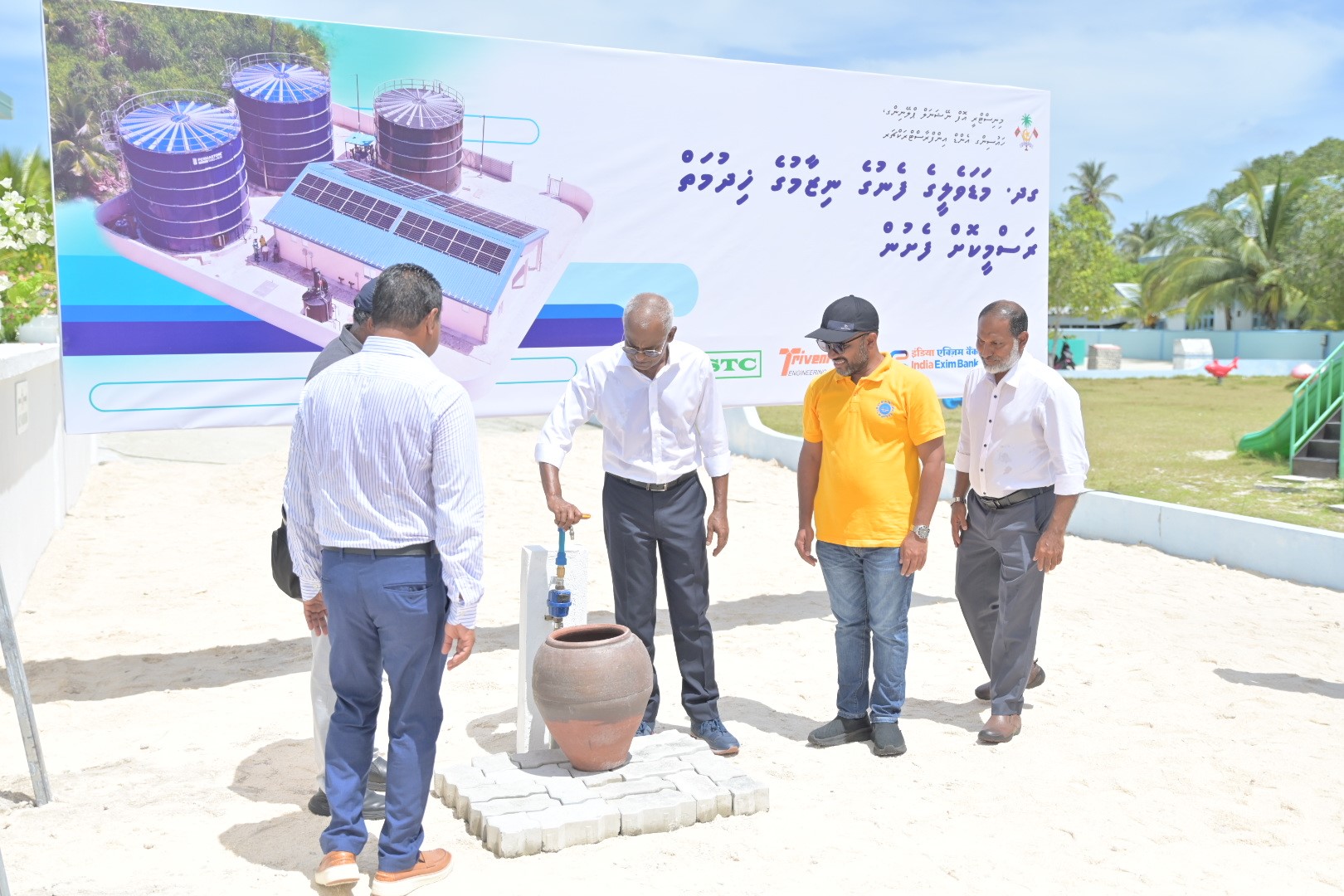 މަޑަވެލީގައި ފެނުގެ ނިޒާމު ޤާއިމުކުރުމުގެ މަޝްރޫޢުގެ ނިމުން ފާހަގަކޮށް ޞިއްޙީ މަރުކަޒަށް އިތުރުކުރި އިމާރާތް ރައީސުލް ޖުމްހޫރިއްޔާ ހުޅުއްވައިދެއްވައިފި