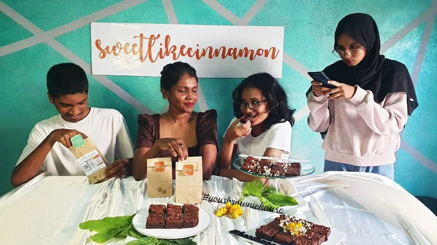 ސްވީޓް ލައިކް ސިނަމަން! ރިޝްތާގެ އޮންލައިން ބްރައުނީ ހައުސް