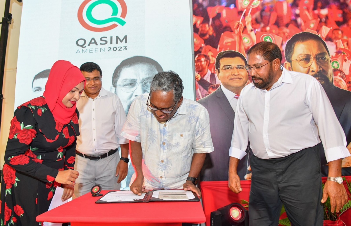 ކުރީގެ ރައީސް ވަހީދުއާއި، ޝައިނީ ޖުމްހޫރީ ޕާޓީއަށް ސޮއިކޮށްފި