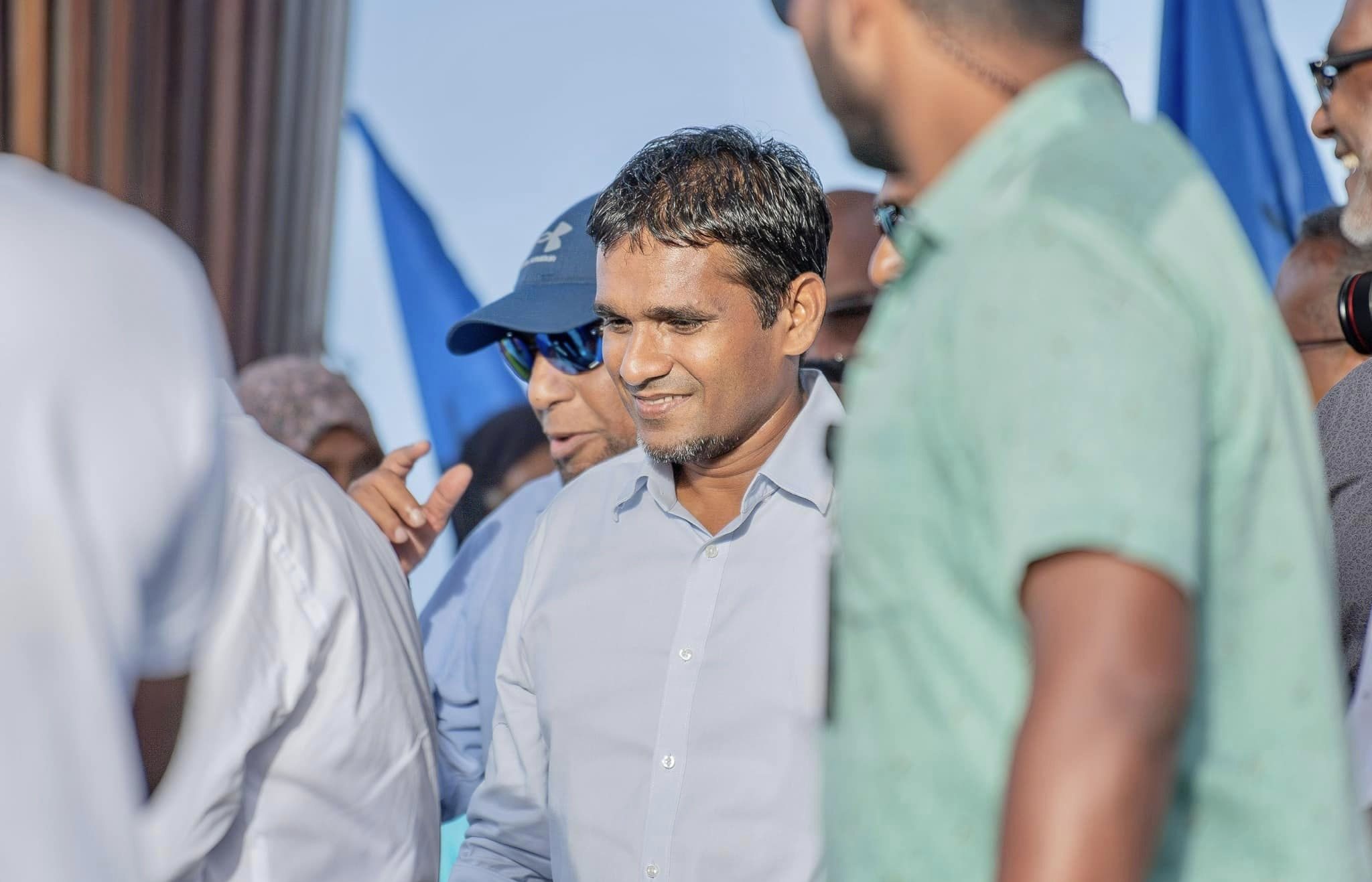 ދަ ޑިމޮކްރެޓްސްގެ މެނިފެސްޓޯ މާދަމާ ލޯންޗްކުރަނީ