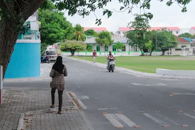 ބަންޕަރުތަކުން ތިނަދޫ ރައްޔިތުން ބިނދެނީ، ވެރިން ކެމްޕޭނުގައި ހޭބަލިވަނީ!