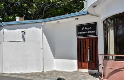 ވަގަށް 4 ކިލޯގެ ރަން އެތެރެ ކުރި ދެ މީހަކު ޖޫރިމަނާކޮށް، ރަންތައް ދަޢުލަތައް ނެގުމަށް އަމުރުކޮށްފި