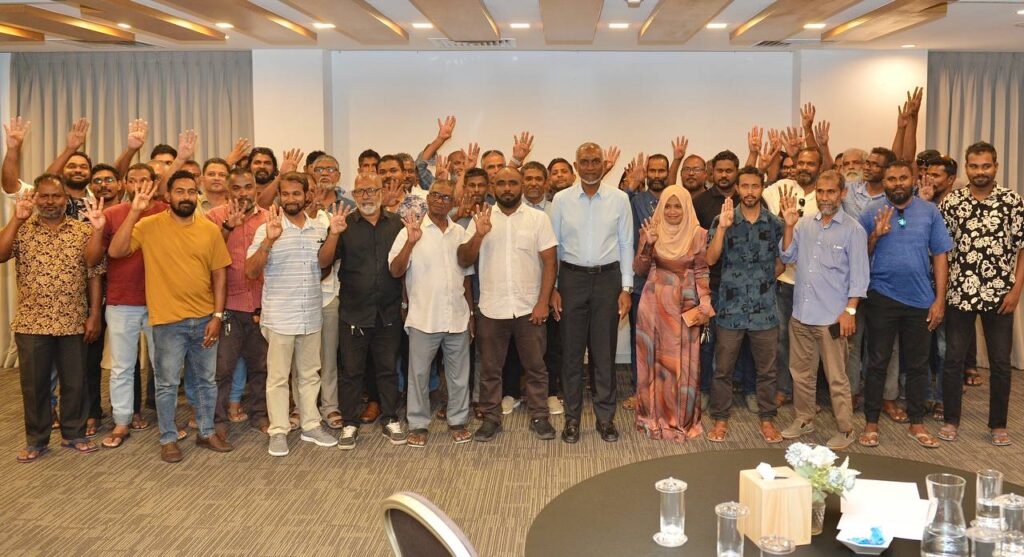 ޓެކްސީ ޑްރައިވަރުންނާއި އެކު މުއިއްޒު ބޮޑު ފަޅީގައި