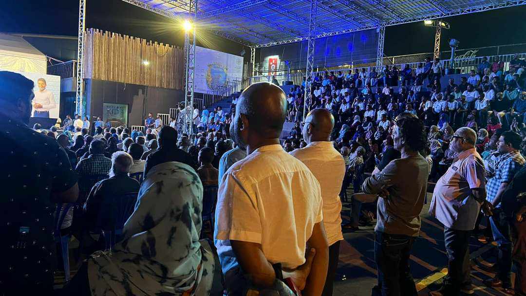 ދަ ޑިމޮކްރެޓްސް: ތަފާތު ކެމްޕެއިނެއް ކޮށް ބޮޑުތަނުން ރަނގަޅު ކޮއްފި