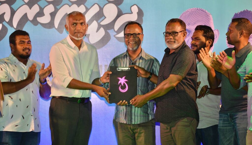 ހދ އަތޮޅު ރައީސް އެމްޑީޕީން ވަކިވެ، ޕީޕީއެމަށް ސޮއިކޮށްފި