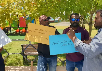 ގޯތިދިނުން ލަސްވެ، ތިނަދޫސިޓީ ކައުންސިލް އިދާރާ ކުރިމަތީގައި އިހުތިޖާޖުކޮށްފި