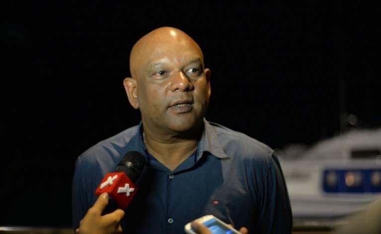 ިޮކުރީގެ ޑިފެންސްމިނިސްޓަރ އަމީން ފައިސަލްގެ ތާއީދު ޑރ މުއިއްޒަށް!