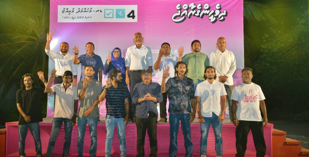 ފުވައްމުލަކު ޑިމޮކްރެޓުންވެސް ތިބީ އިބޫ ނޫންގޮތެއް ހޯދުމަށް!