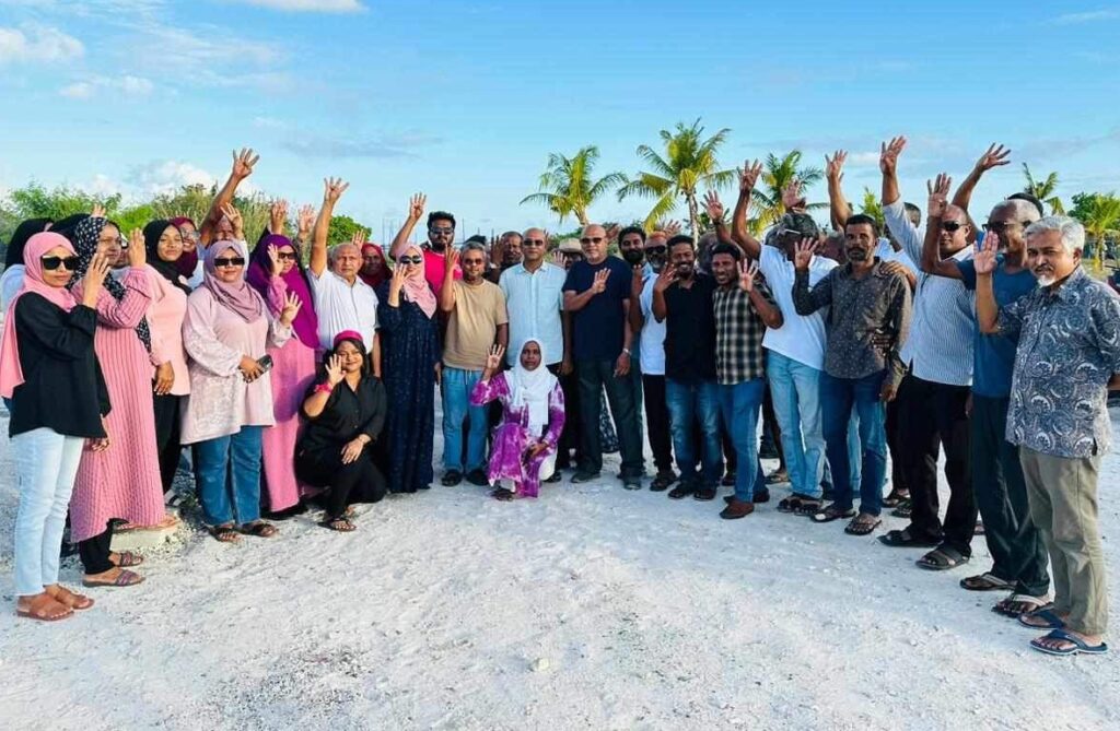 ގައްދޫ ދާއިރާގެ މެމްބަރު އަހުމަދު ޒާހިރުއާއި އެކު ޑިމޮކްރެޓުންގެ ތާއީދު މުއިއްޒުއަށް
