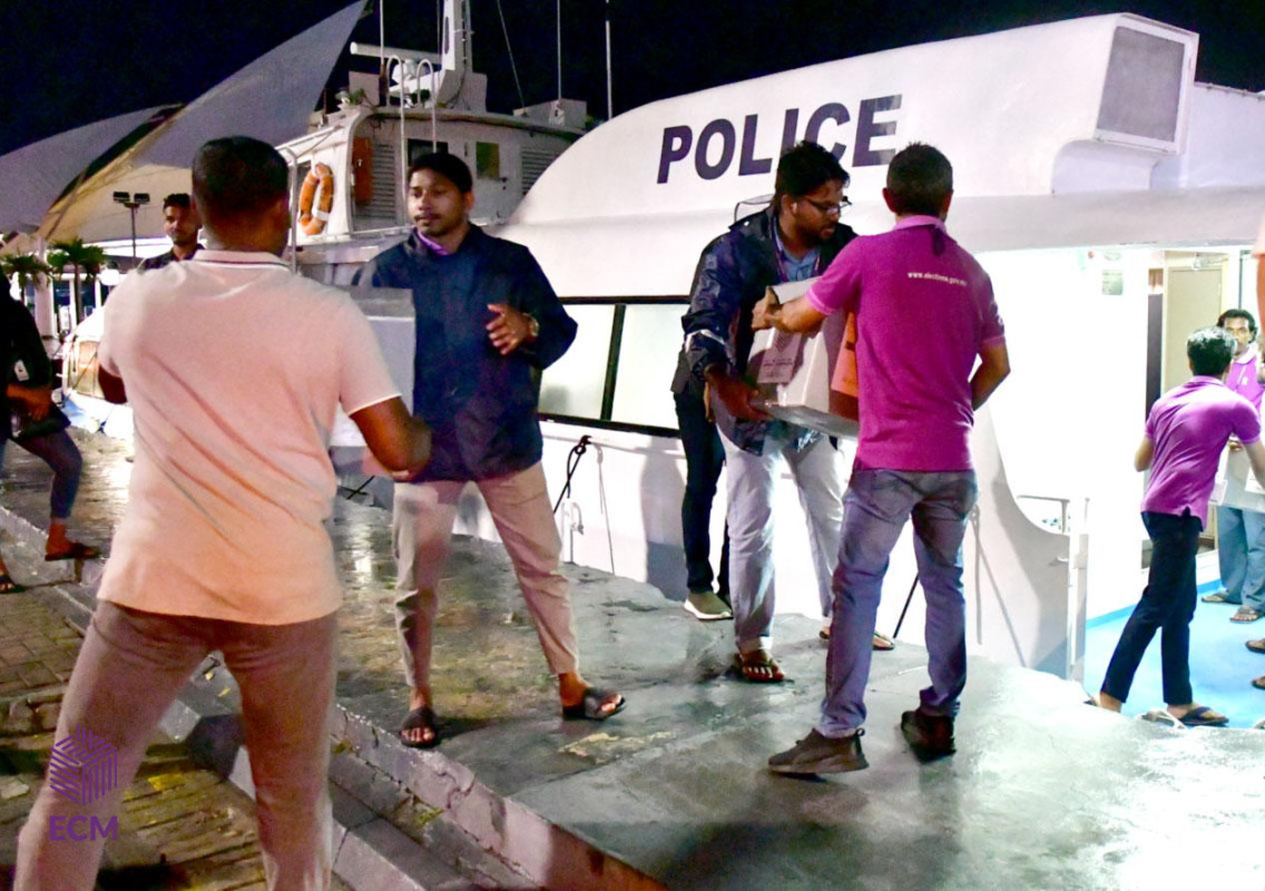 ވޯޓު ކަރުދާހާއި އެހެނިހެން ތަކެތި އަތޮޅުތަކަށް ފޮނުވުމުގެ ފޮނުވުމުގެ މަސައްކަތް ފަށައިފި: އީސީ
