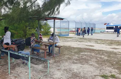 އާރުޓީއެލް ފެރީ – ނިވަލެއް ނެތި ދަތުރުވެރިންނާއި ސްޓާފުން ވާރެއާއި ހޫނު އަވީގައި