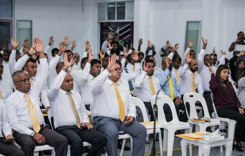 އެމްޑީޕީ ގައުމީ މަޖިލީހުގެ ގިނަ މެމްބަރުން ބަރުލަމާނީއާއި ދެކޮޅު