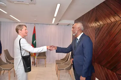 އިންތިހާބީ ރައީސް ޑރ މުއިއްޒު ބައްދަލު ކުރެއްވި ފުރަތަމަސަފީރަކަށް އިނގިރޭސިސަފީރު