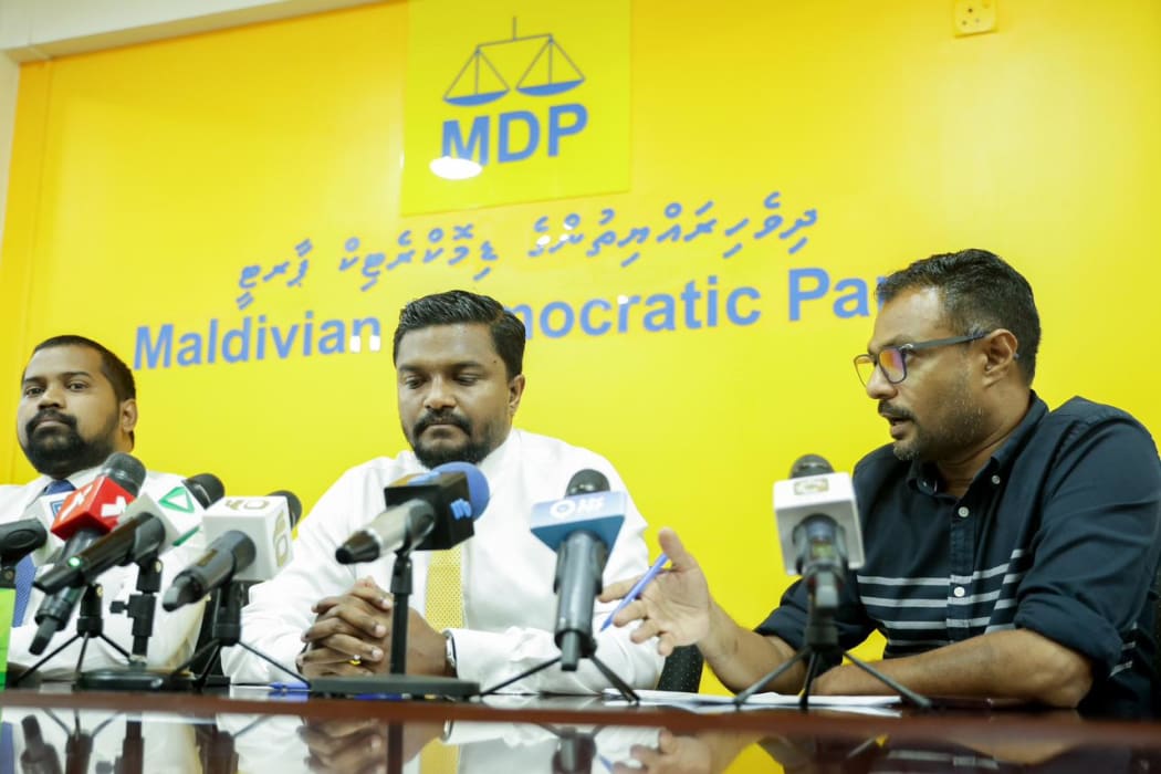 އިންތިހާބީ ރައީސަށް ހުވާނުކުރެވޭނެ ގޮތަށް މައްސަލަ ތައްޔާރުކޮށް، އެމްޑީޕީން ސްޕްރީމްކޯޓަށް ހުށައަޅައިފި