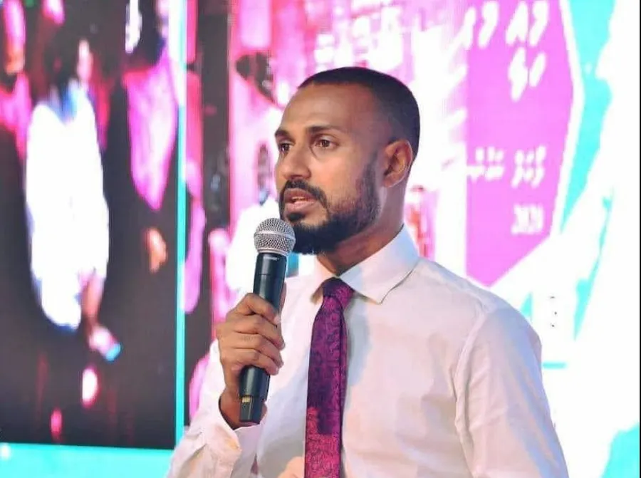 ޕްރޮޖެކްޓެއް ހިންގާނަމަ އިސްކަންދޭ ގޮތަށް، ކޮންޓްރެކްޓް ހަމަވި 900 މުވައްޒަފުން ފެނަކައިން ދޫކޮށްލައިފި