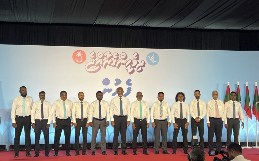 ސިއްސުވާލި ބަދަލު: އެމްޑީޕީ ދޫކޮށް 13 މެމްބަރަކު ޕީއެންސީއާއި ގުޅިވަޑައިގަތުން!