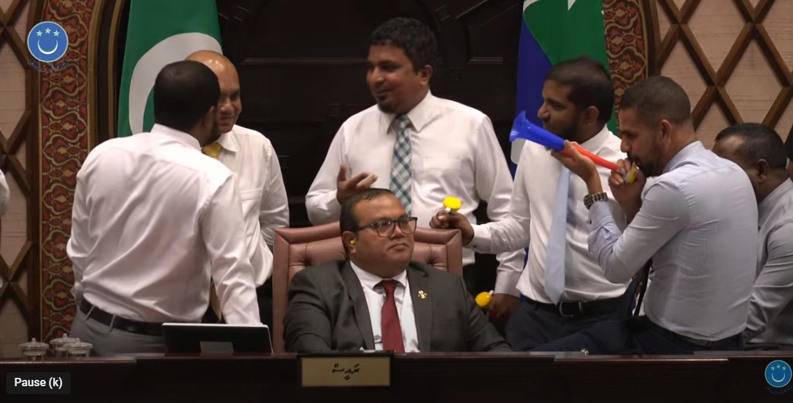 ރައީސް އަޒުލުކުރުމުގެ މައްސަލައިގެ ފުރަތަމަ އަޑު އެހުން މި މަހުގެ 25 ގައި