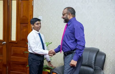 ނޫރު މިސްކިތުގައި އިމާމުވެ ތަރާވީހް ކުރާނީ 11 އަހަރުގެ އިޒްކާން