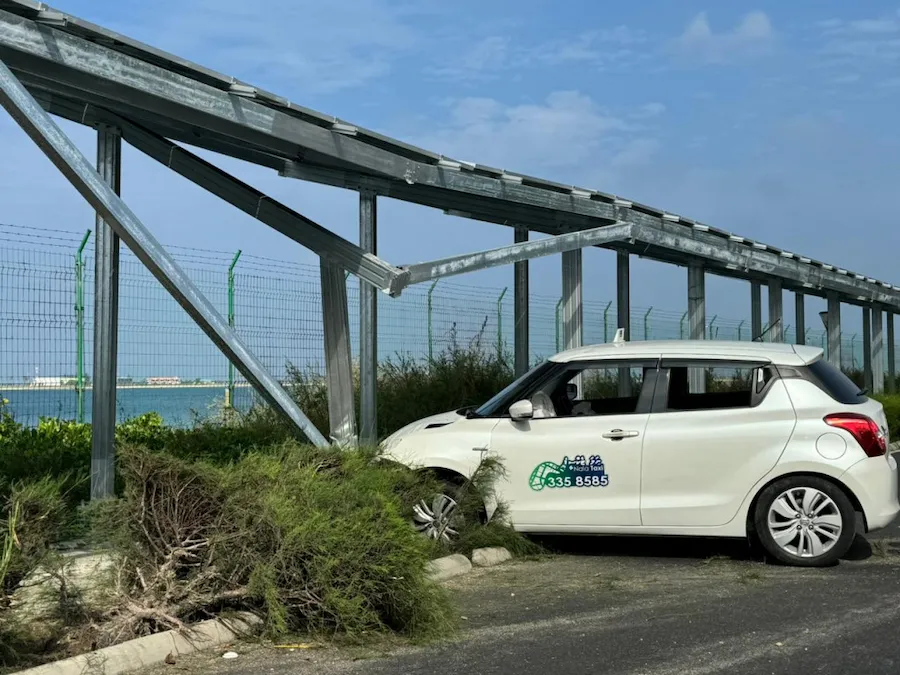 ހައިވޭގައި ޓެކްސީއެއް ސޯލާ ޕެނަލްތައް ހަރުކޮށްފައިވާ ދަގަނޑުތަކުގައި ޖެހި އެކްސިޑެންޓެއް ހިނގައިފި