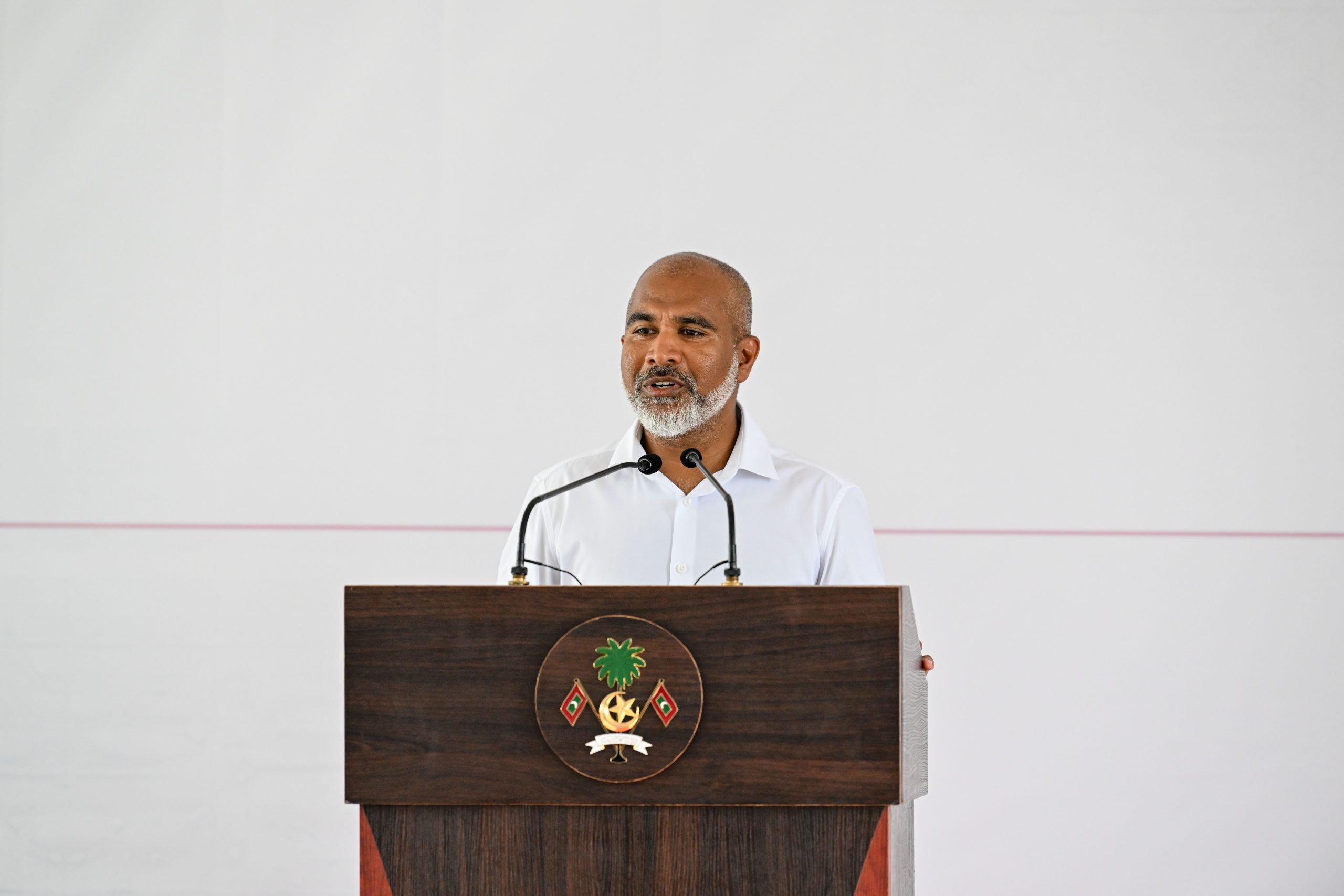 ހުއްޓިފައިވާ މަޝްރޫއުތައް ކުރިއަށް ގެންދަން ކޮންޓްރެކްޓަރުންނަށް ފައިސާ އެބަދެން: މިނިސްޓަރު
