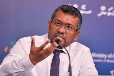 “އާރުޑީސީގެ ބޮޑު ހިޔާނާތް- ކުރީގެ އިކޮނޮމިކް މިނިސްޓަރު ފައްޔާޒު ޕޮލިހަށް ހާޒިރު ކުރަނީ