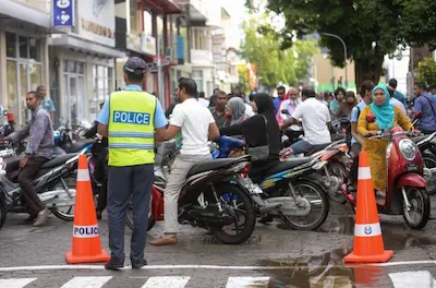 ކުނި ކަހަން ހުރި މީހެއްގެ ގައިގައި ޖެހި އެކްސިޑެންޓުވުމުން ސައިކަލުން ދިޔަ ދެމީހުން ފިލައިފި