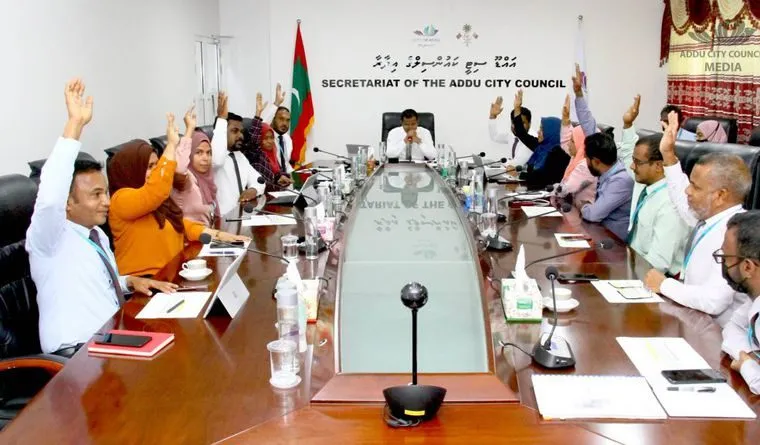 އައްޑޫސިޓީގެ އަވަށްތަކުގެ ހޮޅިދަގަނޑުތަކުގައި ދަމާފައިވާ ކެމްޕެއިން ބެނާތަކާއި ދިދަފަަތިތައް ނަގަަން އަންގައިފި
