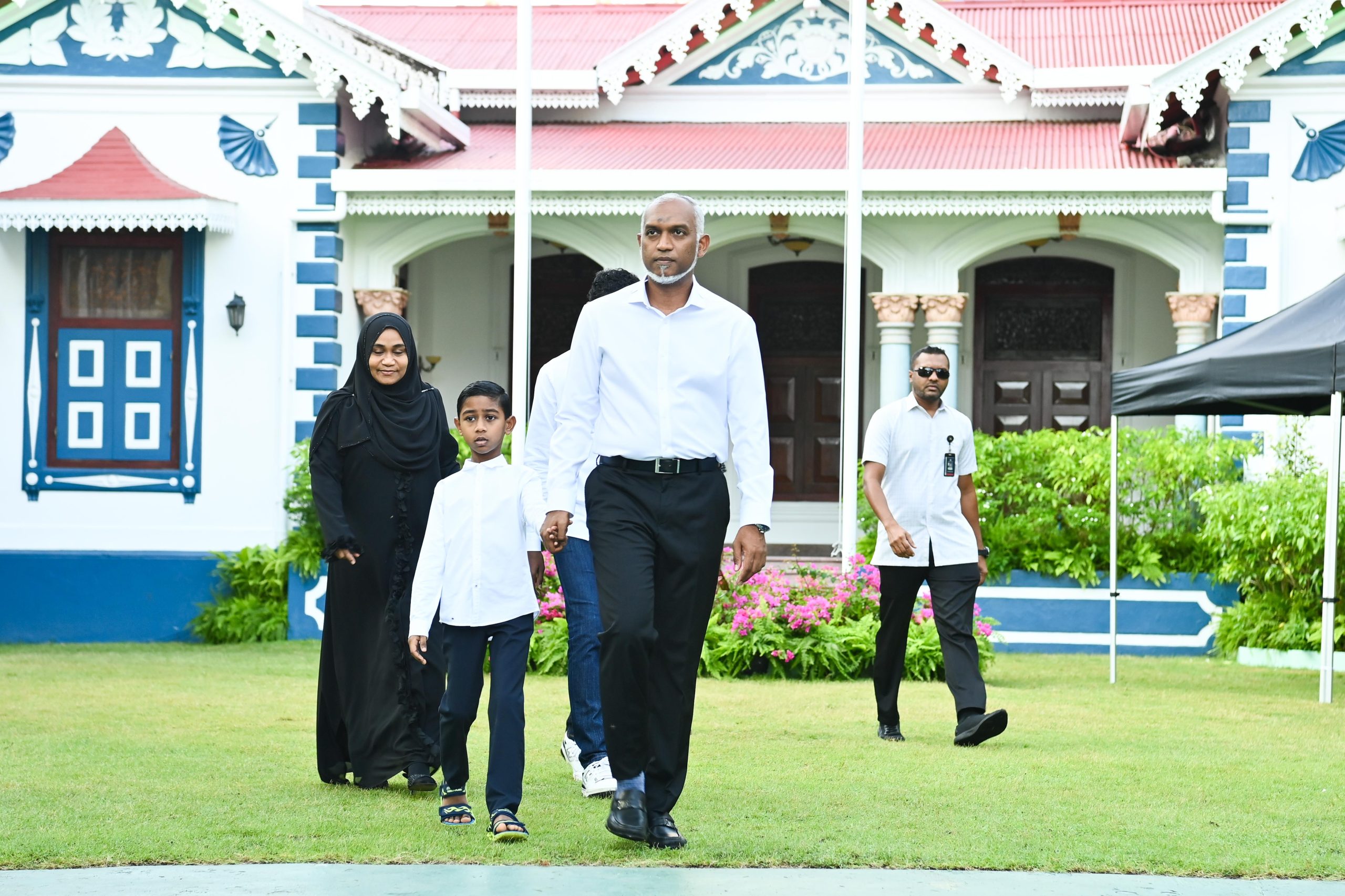 ރައީސްގެ ދެކަނބަލުން އީދު ސަލާމް ކުރައްވައިފި،
