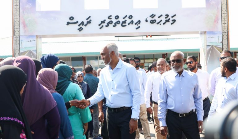 ރައީސަށް ކައްދޫއިން ތަފާތު މަރުހަބާއެއް! މިއީ ރައީސަކަށް މަރުހަބާ ދަންނަވަން ލާމުން އެންމެގިނަ މީހުން ނުކުތް ފަހަރު!