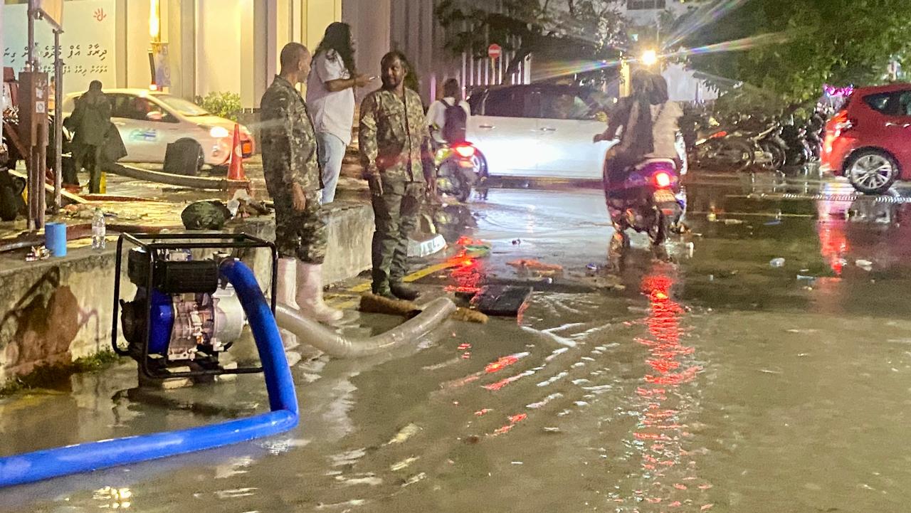 ފެން ބޮޑުވެ، ނަޖިސް ލީކުވުމުގެ ސަބަބުން ގެއްލުންވި 5 ގެއެއްގެ މީހުން ވަގުތީ ހިޔާތަކަށް